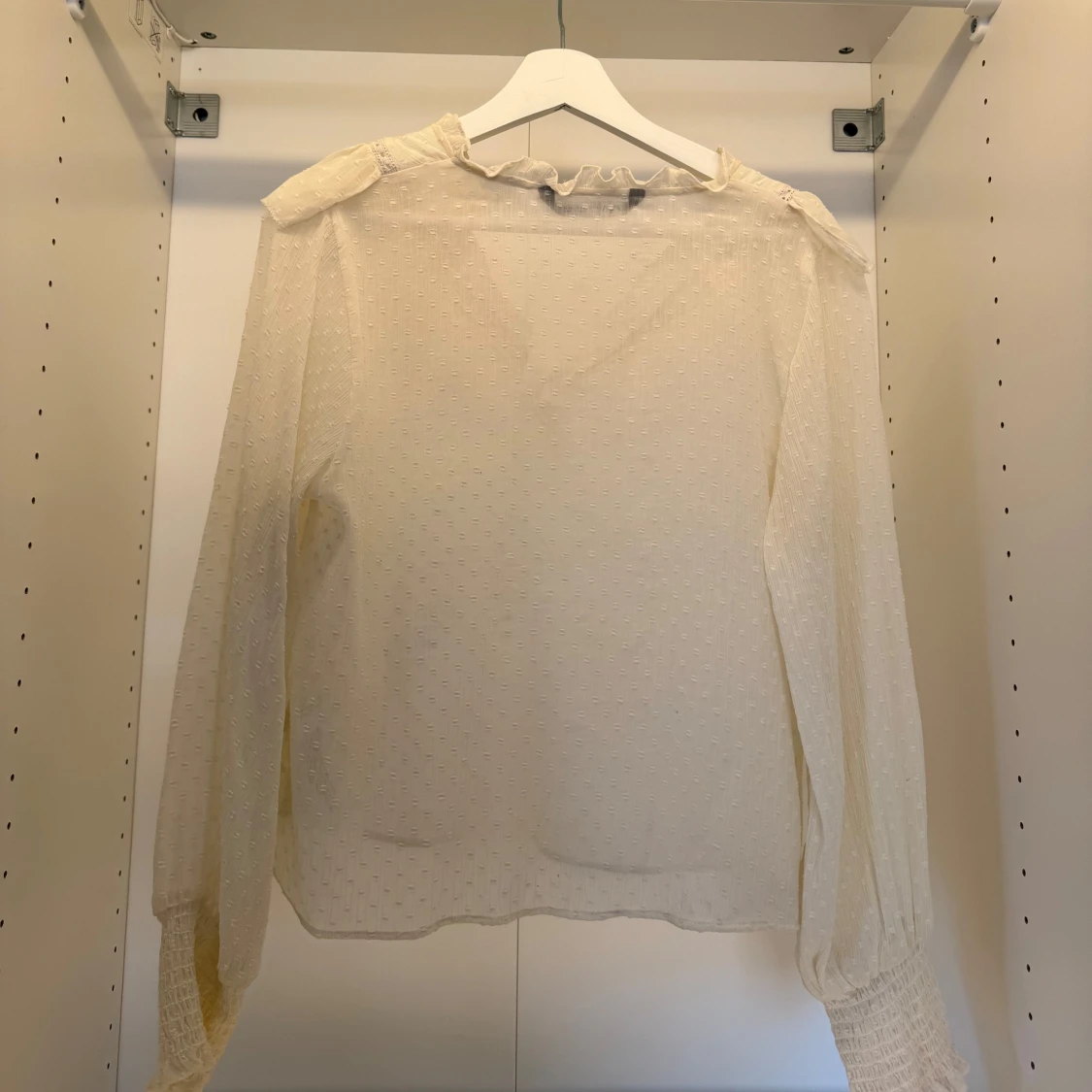 Vit blus med volang från Zara - 1