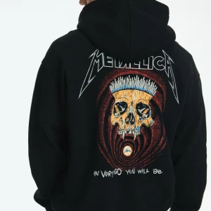 Svart Metallica hoodie med tryck - Svart hoodie från H&M med Metallica-logga på bröstet och stort tryck på ryggen med dödskalle och text. Jätte fin på och använd 3 gånger inga defekter säljer för den inte kommer till användning 