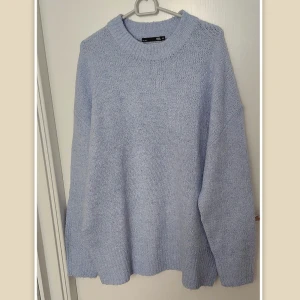 Ljusblå stickad tröja från Lager 157, L - Mysig ljusblå stickad tröja från Lager 157 i modellen LISE. Tröjan har en rund halsringning, ribbade muddar och en loose passform. Perfekt för kyliga dagar och enkel att styla med jeans eller kjol. Storlek M även passar på storlek L!