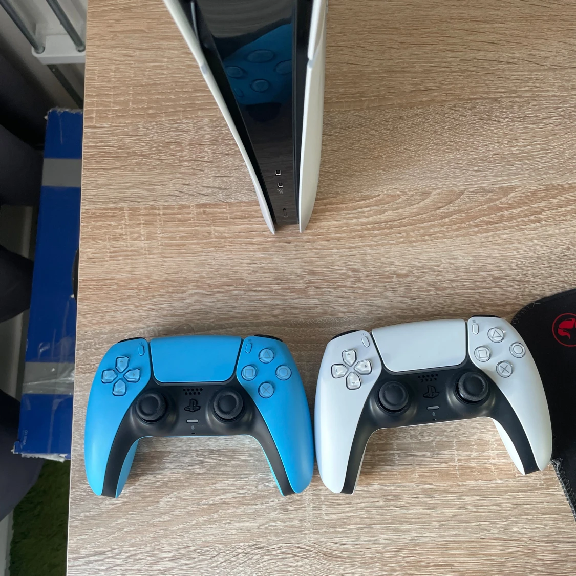 PlayStation 5 med två DualSense-kontroller - 4