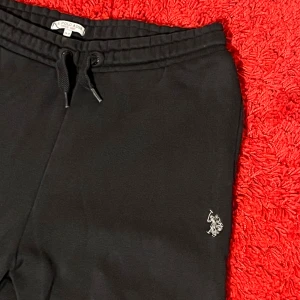Svarta mjukisbyxor polo - Svarta mjukisbyxor från U.S. Polo Assn med broderad logga i vitt på benet. Perfekta för chill eller träning🙌