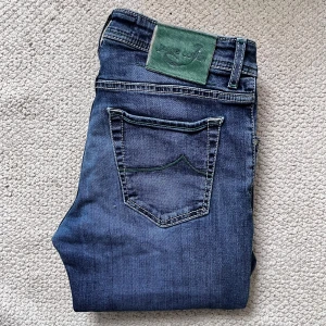 Jacob cohën jeans type 622 - Jacob cohën jeans type 622 c stretch. W33 , modellen är 180 cm och 75 kg. Mått A: 40  cm, B: 105 cm. Kom med frågor!  