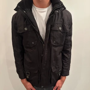 Field jacka - Hej, säljer nu denna riktigt snygga field jackan i storlek M som är perfekt nu till hösten! Skicket är 9/10 Vid minsta lilla fundering så är det bara att höra av sig