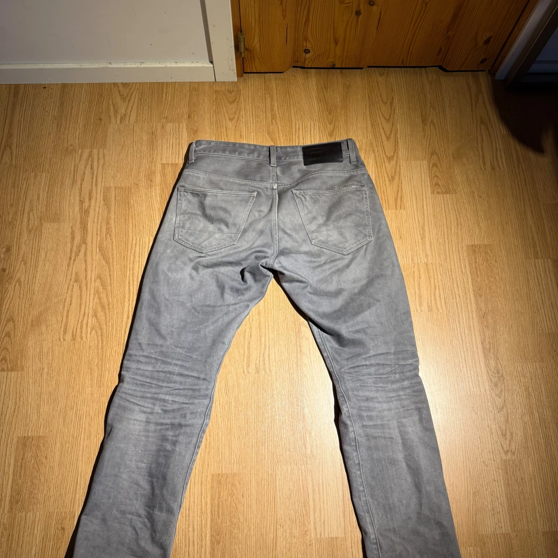 Grå jeansbyxor i rak modell - 1