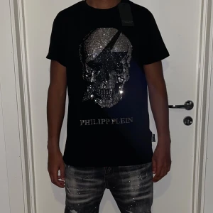 Philipp plein t shirt strl L svart - Helt ny. Fin replika med grym kvalitet. Modellen är 175cm väger 67kg. Normal i passformen. Pris: 999kr. Först till kvarn. Skickas direkt inom 24h