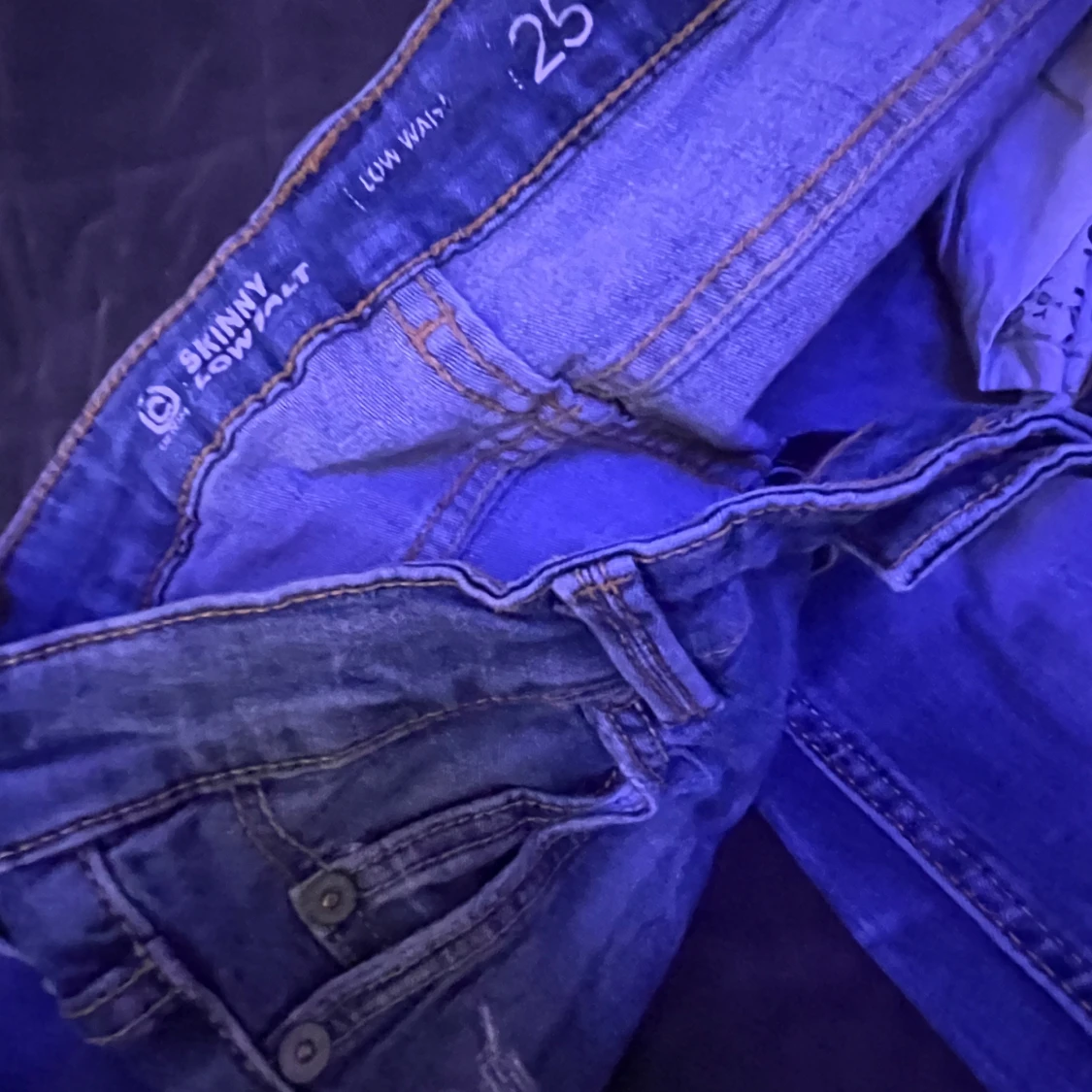 Blå skinny jeans low waist, stl 25