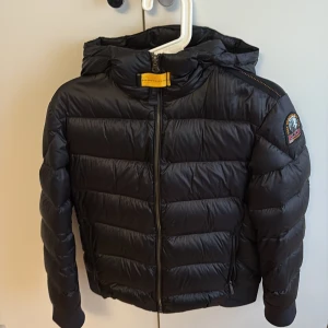 Parajumper jacka Sheen - Parajumper jacka Sheen. Svart med klassiska moggab på vänster axel. Prima skick. Helt utmärkt till vintern/hösten. Storlek Youth medium, så vanlig Small typ.