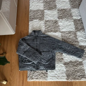 Zaras quiltade jacka - Säljer för samma pris som jag köpte den för. Köpt på Vinted och det finns en del små hål i ärmarna bla som säljaren då tyvärr inte nämnde. Jag har hittat en ny så därför säljer den vidare.