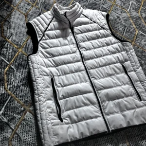 Väst - En fin och skön väst, västen  är färgat vit och passar riktigt fint inför vintern❄️! Västen är väldigt detaljierikt, passar alla klädesfärger och bara allmänt fin.