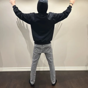 Grå Dondup George  - Feta gråa Dondup George jeans till vardags. Nypris:3400kr vårt pris: 999kr. Ifall ni har frågor elr prisförslag är det bara att skriva!