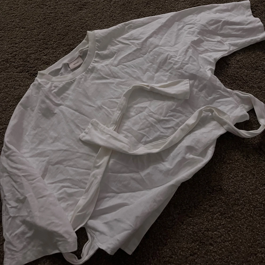 Vit omlottopp med knyt från Nelly