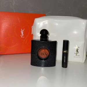 YSL Black Opium Gift Set - Snyggt set med Black Opium parfym från YSL, perfekt för dig som vill sticka ut. Inkluderar även en YSL mini Lash Clash mascara och en exklusiv necessär. En lyxig present till dig själv eller någon du gillar! Den är helt ny, otestad och oöppnad. Säljer den pga att jag råkade beställa två set istället för ett, och returfrakten är för dyr då den köptes från utlandet.