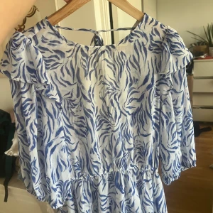 Blåvit blus med fina detaljer  - jättesöt blus säljer då den inte används längre💞