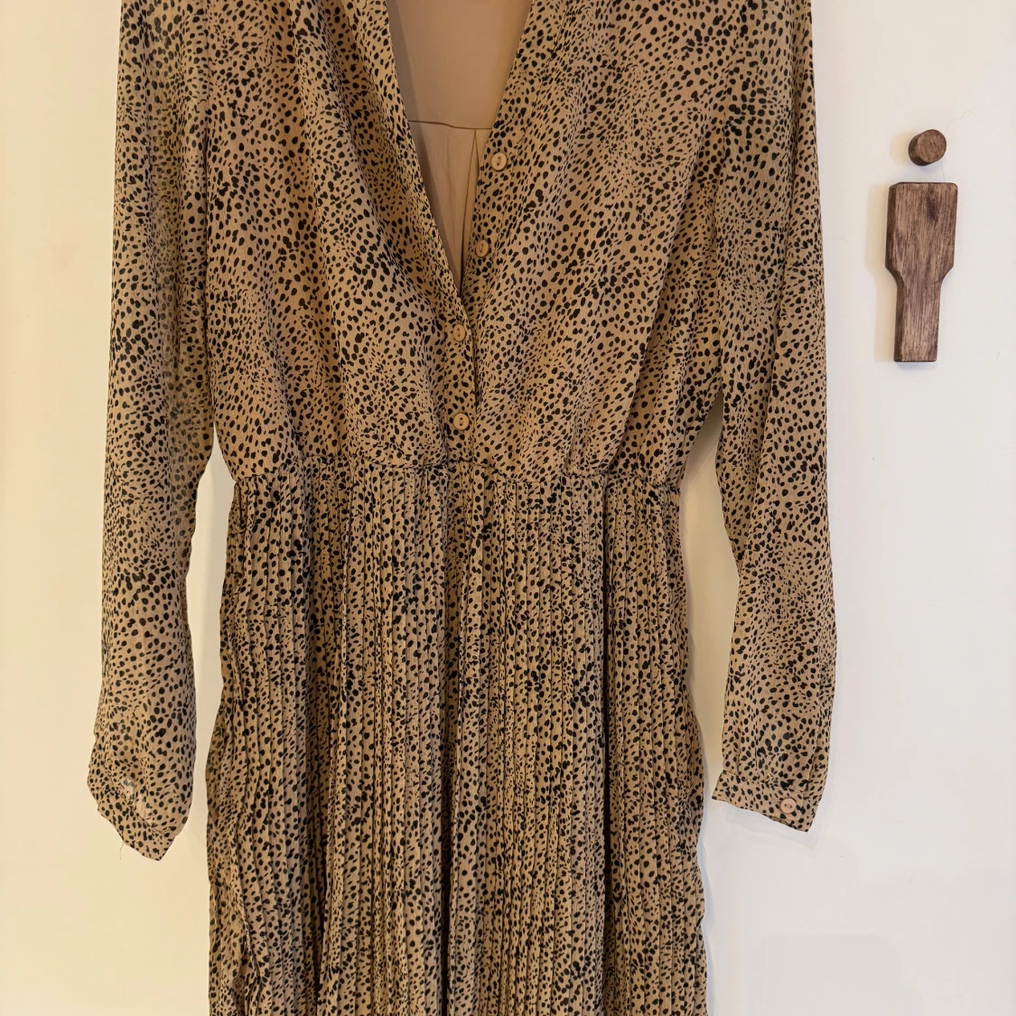 Beige långklänning med leopardmönster