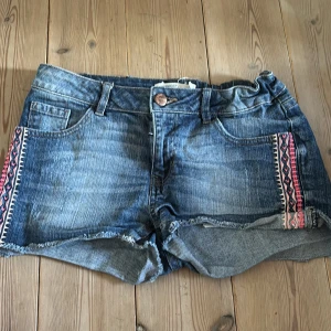 Ett par lågmidjade jeansshorts - Jättefint sick💕.                                                      Skriv privat för fler bilder eller frågar💕