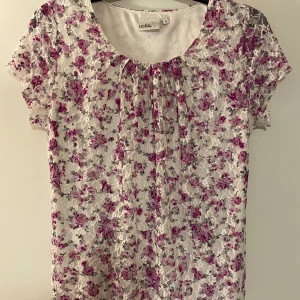 Blommig blus - Söt vit blus med rosa blommor. Nästan helt oanvänd💕