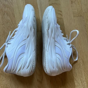 Puma Mb.02 low - Säljer ett par basketskor i storlek 41, använda va 3-4 gånger bara. Nypris 1 119kr. Villig att diskutera pris. 