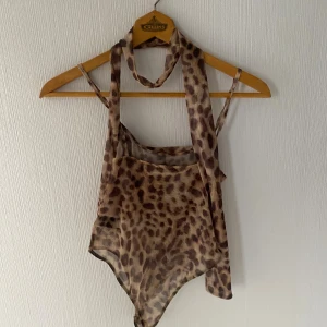 Leopardmönstrad body från Zara -M - Snygg body från Zara med leopardmönster i bruna och beige toner. 