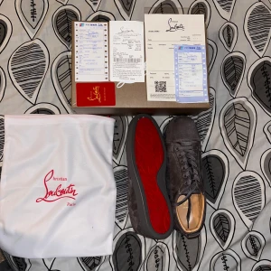 Grå Christian Louboutin  - Säljer ett par riktigt snygga skor för både vintern och sommaren. Dem är i jättebra skick som nya. Inga defekter eller skador. Använda fåtal gånger på sommaren. Storlek44. Det kommer med boxen och allting.