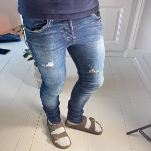 Jack and Jones jeans slim gleen - Jack and Jones jeans slim fit gleen , Mått A: 39, B: 104 cm. Modell: Slim fit / Gleen. Modellen är 180cm 75 kg och bär W30 L34.✌️