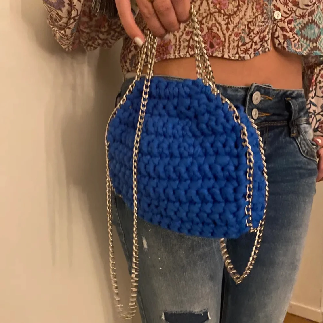 Blå stickad axelväska med kedja - 1