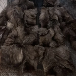 Brun pälsjacka från Tonfur, M - Säljer en fluffig och lyxig pälsjacka från Tonfur i storlek M. Jackan har en mörkbrun ton med naturliga skiftningar och är fodrad med svart tyg på insidan. Perfekt för dig som vill ha en statement piece med mycket attityd och värme.