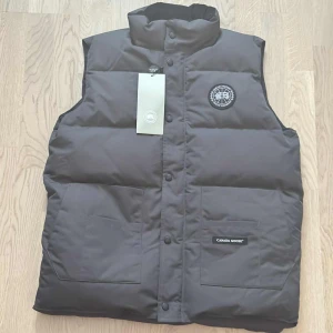 Väst - En helt ny väst som aldrig är använd, därför är skicket 10/10. Självklart går priset att diskuteras och om du har några frågor eller om du vill ha bild på något mer så är det bara att skriva. 