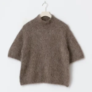 Brun alpaca stickad tröja - Så fin alpaca tröja i brun/beige! Slutsåld i hemsidan. Använt endast en gång. Nypris: 800kr