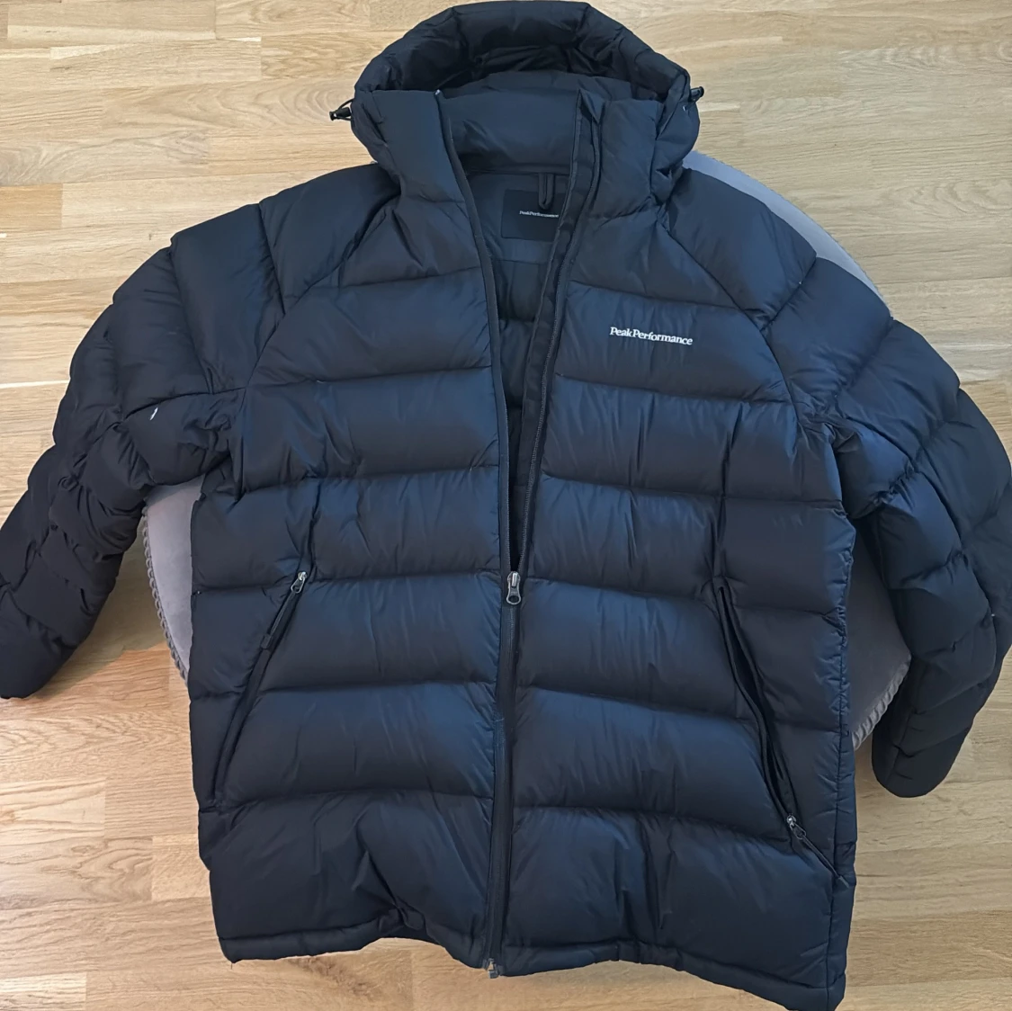 Svart Peak Performance dunjacka