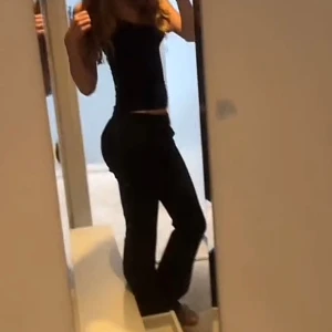 Lågmidjade kostymbyxor Bikbok - Helt nya kostymbyxor från Bikbok men endast en liten defekt längst ner  där jag råkat bränna den lite med strykjärnet men inget som syns.‼️De är i strl 34 men längden tall.‼️