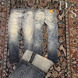 Vintage Selvedge levis 501 - Helt sjuka vintage Levis 501’s Selvedge, dessa är tillverkade i Japan och från en av Levis finaste kollektioner! Dessa är köpt i calefornia vilket jag ser på knappen där de står ”sf cal” och jag skulle gissa för många många år sen och därför är dessa så rare därav priset! De har en fläck men syns inte de bara smälter in med jeansen Mått: Midja:44cm Längd:101cm Benöppning:18cm