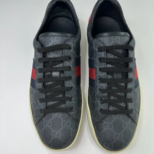 Gucci Ace Supreme - Storlek 43. Skick 9/10. Pris 3499. Tillbehör: dustbag.