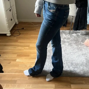 Diesel jeans  - Supersnygga midwaist dieseljeans, storlek 27/32. Motsvarar ungefär en storlek 36/S. Köpa för cirka 1600. Modellen heter ”bootcut jeans D Ebbey”. Midjemåttet är cirka 39 rakt över, och innerbenslängden 87. Pris kan diskuteras