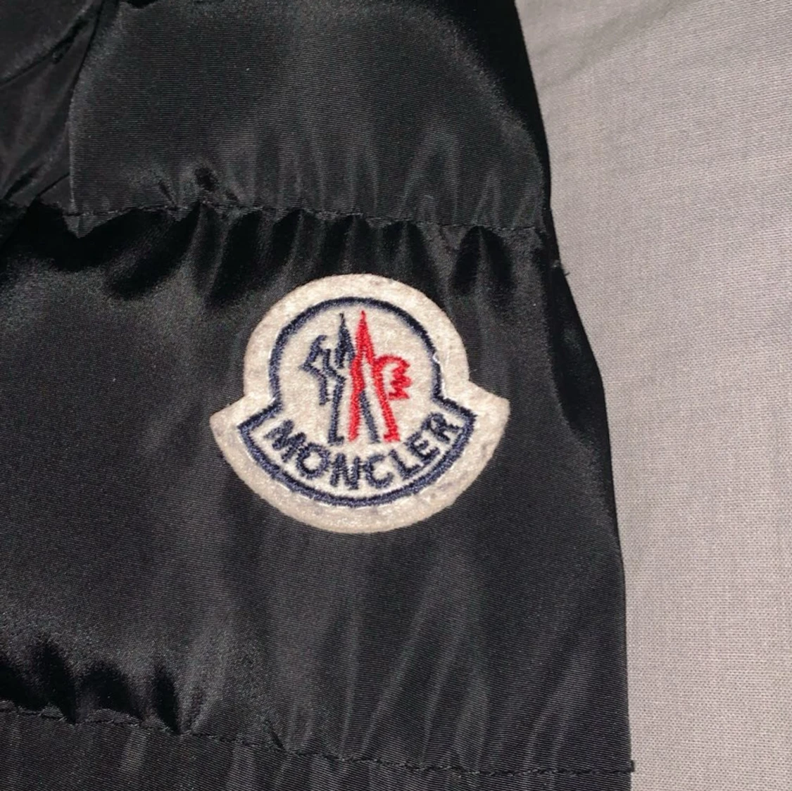 Svart Moncler dunjacka med huva - 2