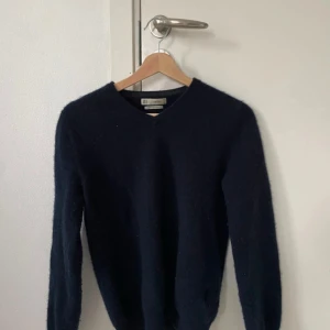 Vintage V- Neck cashmere sweater - Mjuk och lätt sweatshirt i mörkblå kaschmir. Originalstorleken är M men passform som S