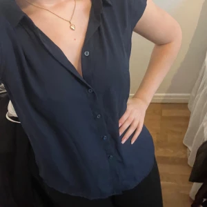 Mörkblå blus - Jättefin mörkblå blus i chiffong i jättefint skick, använd endast ett fåtal gånger🩷 passar både xs och s beroende på hur man vill att den sitter🩷