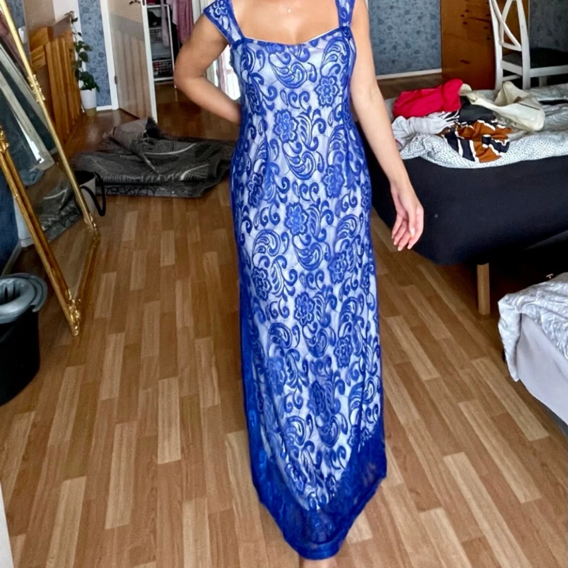 Blå långklänning med blommigt mönster - 1