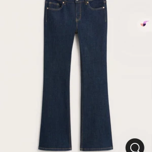 Mörkblå bootcut jeans - Snygga mörkblå jeans med klassisk bootcut passform. Skulle nog säga att de passar som mid waist (utifrån hur de satt på mig). Är väldigt snygga och inte alls obekväma, men var tyvärr för stora. Köptes för nästan 3 veckor sen och är i väldigt bra skick. Fråga gärna i dm om det är något ni undrar över! 