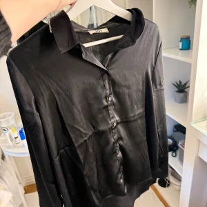 Svart silkes skojrta  - Säljer svart skilda skjorta ifrån IDY. Kommer inte till användning. Som ny. 