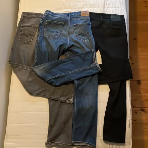 Replay, Jack & jones jeans - Två par replay jeans ett par Jack & Jones. Storlek: båda replay, 16a Jack & jones, w28 l30. Replay är i modellen Thad och Jack & Jones I slim Glenn hör av er vid frågor! OBS alla tre för 900, går att köpa separat!