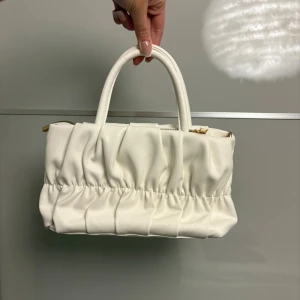 Vit väska  - Super gullig vit väska, köpt utomlands för 350 ❣️⭐️