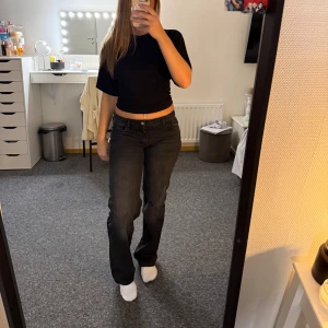 Svarta raka jeans - Säljer ett par svarta jeans med rak passform och klassisk femficksdesign. Jeansen har normal midja och är tillverkade i ett mjukt denimtyg som sitter skönt på kroppen. Perfekta för en avslappnad och stilren look. ALDRIG ANVÄNDA!!!