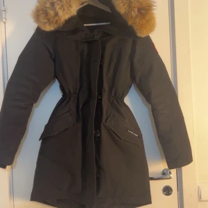 Canada Goose Jacka  - Säljer min Canada Goose Jacka i svart färg med äkta päls på huvan. Jackan är i mycket fint skick och väl omhändertagen.  inga fläckar, hål eller skador. Använt bara en vinter. Skriv privat för mer info eller diskussion om pris  