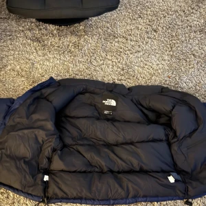 North face jacka - Vinterjacka som håller dig varm om vintrarna, nästan ny skick användes förra vintern. Ny pris 4500kr, pris kan diskuteras, behöver få sålt snabbt!