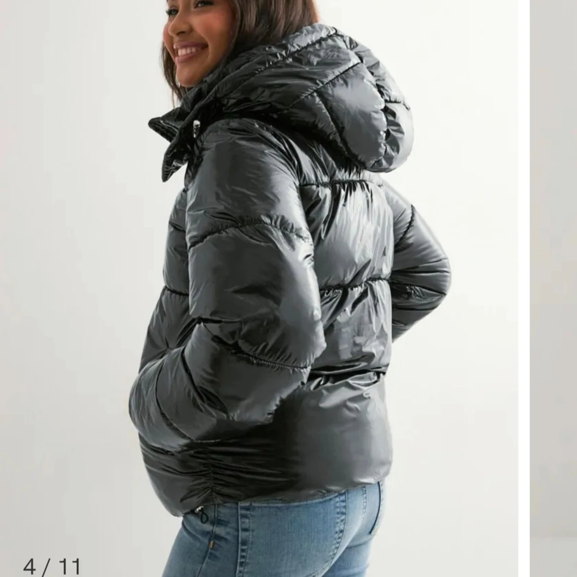 Svart glansig pufferjacka med huva - 1