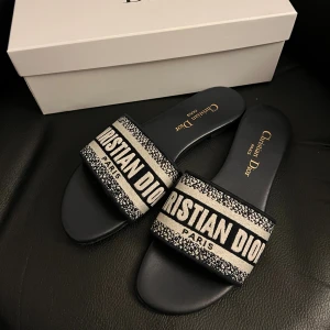 marinblåa sandaler  - marinblåa sandar, helt nya då aldrig använt, box tillkommer, pris kan diskuteras vid snabbköp