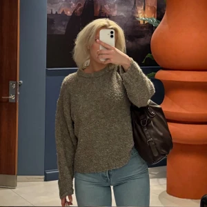 Grå stickad tröja från Cubus - Mysig grå stickad tröja från Cubus med rund hals och lång ärm. Tröjan har en fluffig, lite grov struktur som ger en cool och avslappnad vibe. Perfekt att slänga på sig när det är kyligt ute. Passar dig som gillar en loose fit och enkel stil.