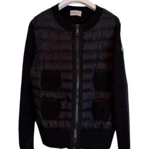 Moncler cardigan  - Moncler cardigan dam. Storlek Xs passar även XXS. Skick 9/10 som ny. Pris 3990kr finns att köpa på våran hemsida, Fashionels.com 