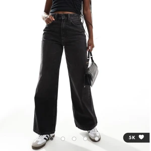 Svarta wide jeans från ASOS DESIGN - Svarta jeans från ASOS DESIGN med hög midja och riktigt breda ben. Klassisk femficksmodell i denim med snygg tvättad finish. Säljer pågrund av att dom va för små vid midjan, använt ungefär 4 gånger 