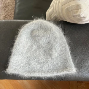 Angora mössa, FWSS - Fin grå mössa i angora från FWSS (fall winter spring summer), aldrig använd. Lite mindre i storlek